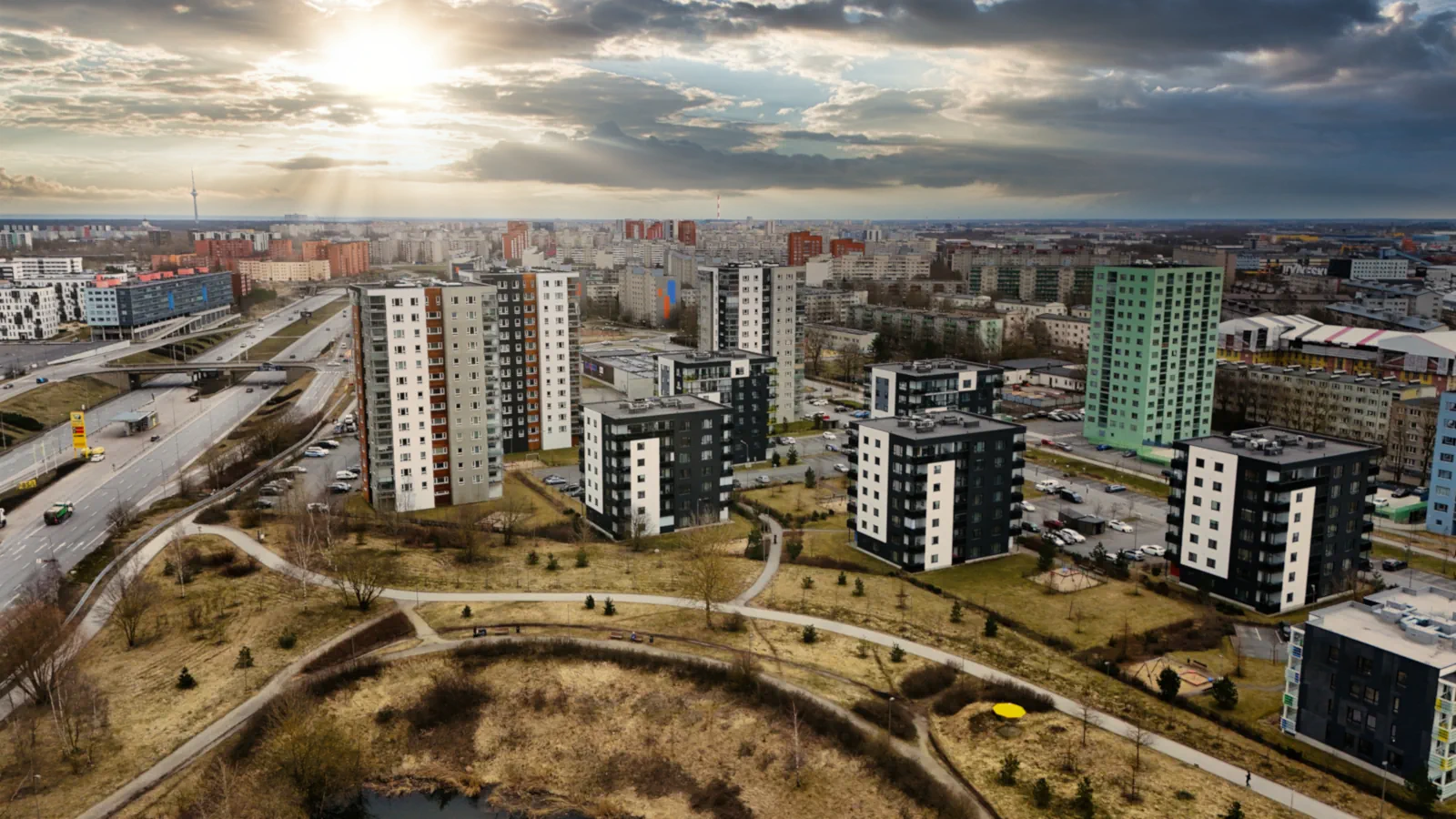 Lasnamäe linnavaade – Baltsafe kriisilahendused elamupiirkonnas Lasnamäe kevadine linnavaade droonilt – Eesti suurim elamupiirkond, kus Baltsafe teostab kriisilahendusi.